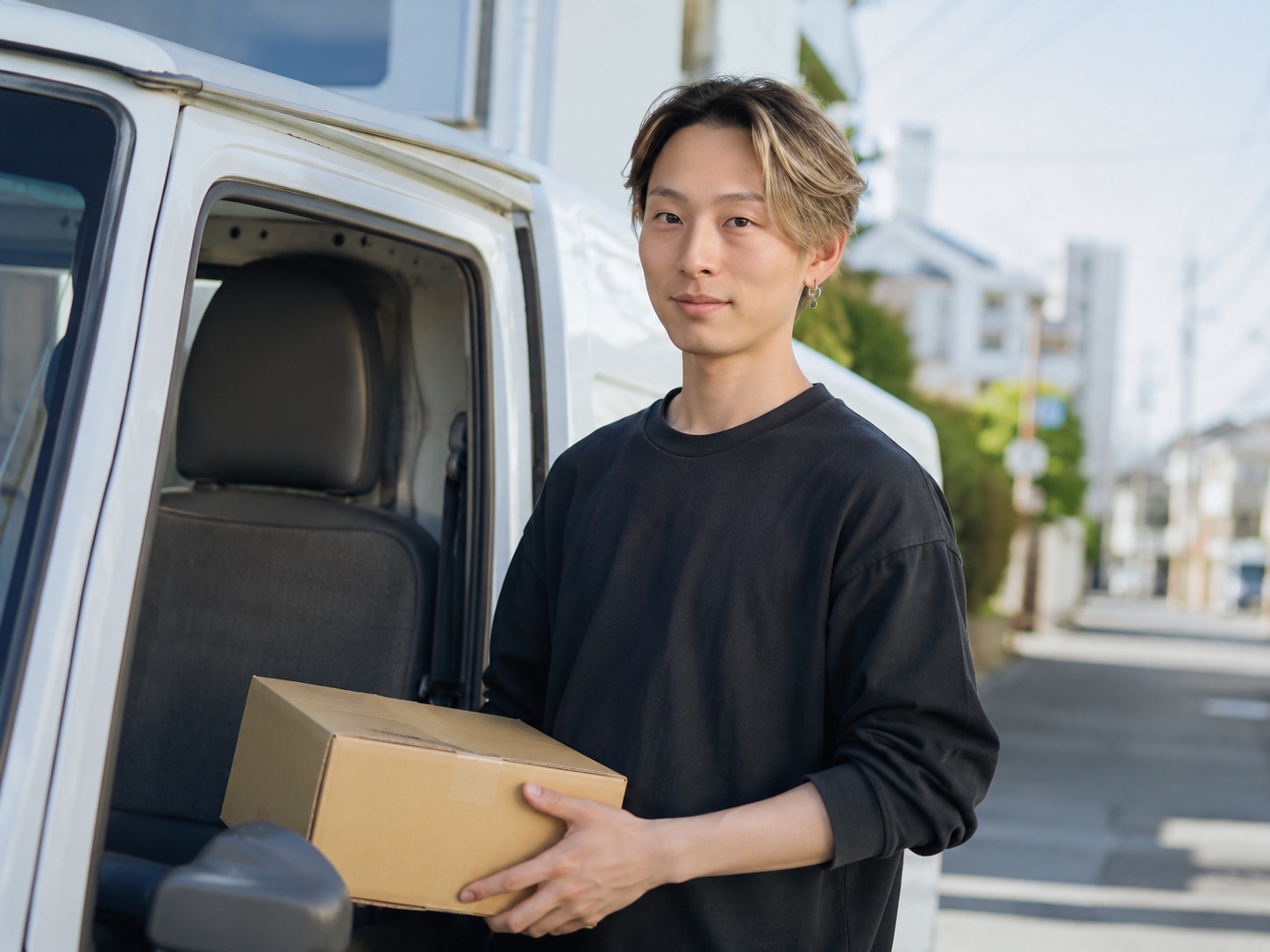 荷物を持つ 月岡亮