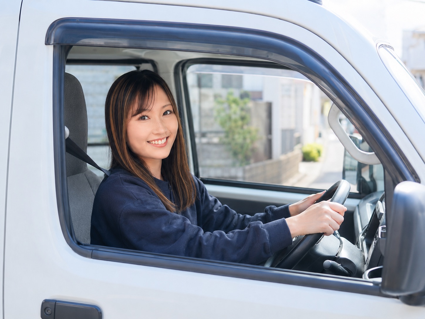 軽貨物車を運転するドライバー